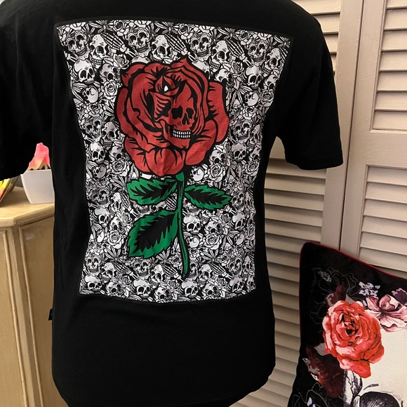 💀🌹NWOT SKULL ROSE TEE🌹💀 - Picture 2 of 6